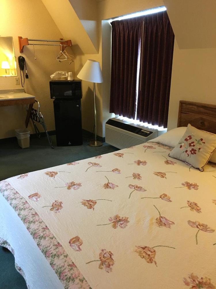 Deluxe Queen Room interior